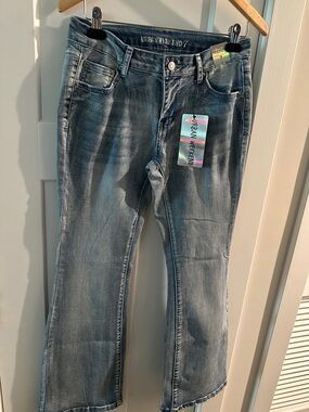 NWT Urban Weekend Bootcut Five Pocket Jeans with Star back pockets.